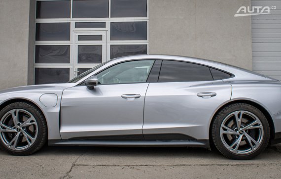 Audi E-tron GT 350kW / AJ NA SPLÁTKY / PROTIÚČET 2022 stříbrná metalíza