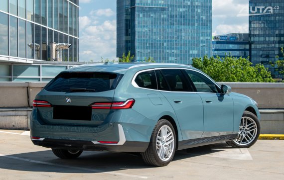 BMW Rad 5 Touring 540d xDrive 210kw  v ZÁRUKE / AJ NA SPLÁTKY / PROTIÚČET 2024 zelená