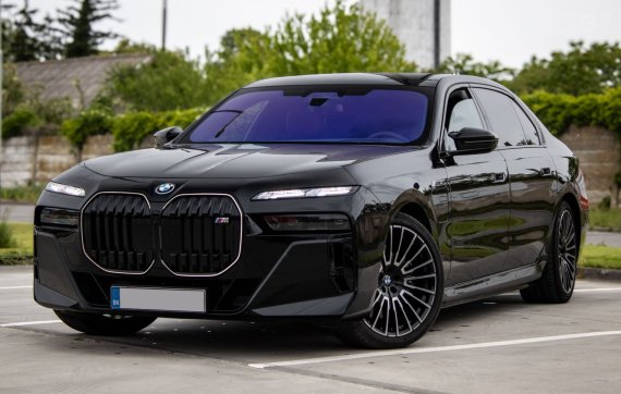 BMW M760e xDrive 280kw AT/8 2025 / AJ NA SPLÁTKY / PROTIÚČET 2025 - hlavní pohled