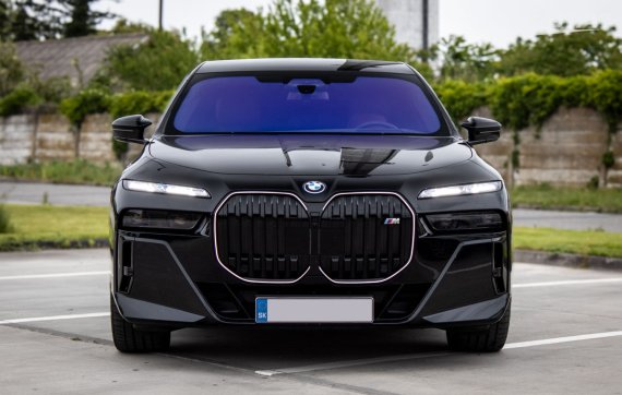 BMW M760e xDrive 280kw AT/8 2025 / AJ NA SPLÁTKY / PROTIÚČET 2025 černá