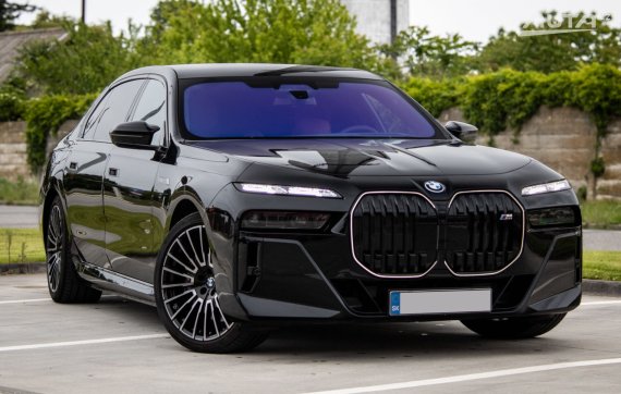 BMW M760e xDrive 280kw AT/8 2025 / AJ NA SPLÁTKY / PROTIÚČET 2025 černá