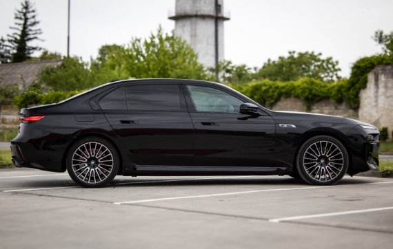 BMW M760e xDrive 280kw AT/8 2025 / AJ NA SPLÁTKY / PROTIÚČET 2025 černá