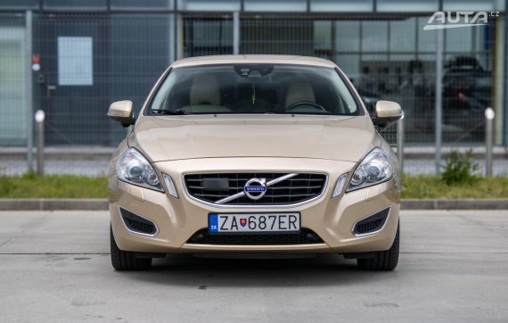 Volvo S60 2.0T Summum Powershift, 149kW, A6 / AJ NA SPLÁTKY / PROTIÚČET / 2011 žlutá