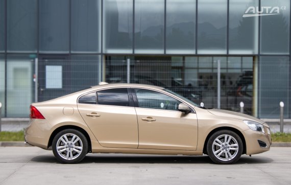 Volvo S60 2.0T Summum Powershift, 149kW, A6 / AJ NA SPLÁTKY / PROTIÚČET / 2011 žlutá