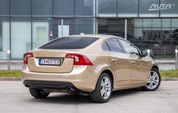 Volvo S60 2.0T Summum Powershift, 149kW, A6 / AJ NA SPLÁTKY / PROTIÚČET / 2011 žlutá