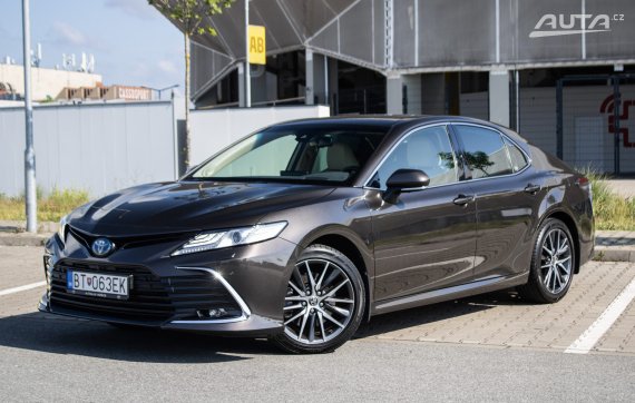 Toyota Camry 2.5 Hybrid e-CVT, 160kW (2022) / AJ NA SPLÁTKY / PROTIÚČET /