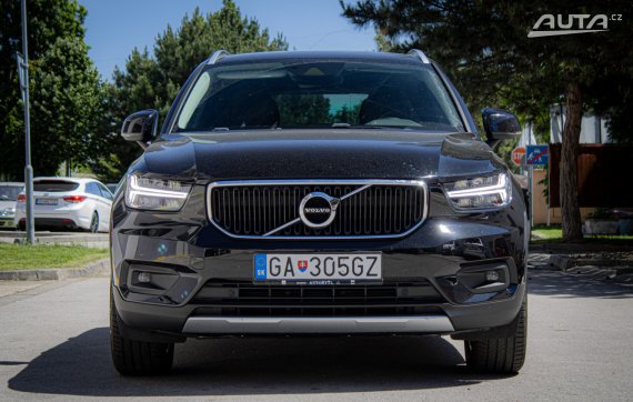 Volvo XC40 B4 Momentum A/T, 145kW, A8, 5d / AJ NA SPLÁTKY / PROTIHODNOTA / 2020 černá