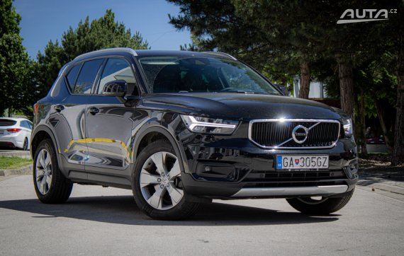 Volvo XC40 B4 Momentum A/T, 145kW, A8, 5d / AJ NA SPLÁTKY / PROTIHODNOTA / 2020 černá
