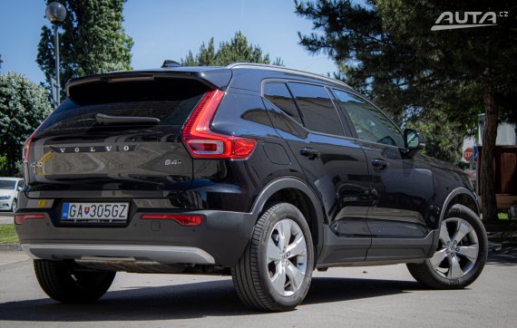 Volvo XC40 B4 Momentum A/T, 145kW, A8, 5d / AJ NA SPLÁTKY / PROTIHODNOTA / 2020 černá