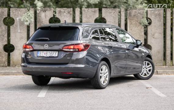 Opel Astra Sport Tourer 1.6, 2016, 81kW 2016 šedá