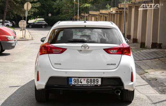 Toyota Auris 1.6 2013 bílá