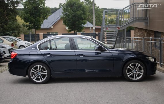 BMW Rad 3 330e iPerformance SPORT LINE / 135kW / A8 / ZÁRUKA / AJ NA SPLÁTKY / PROTIÚČET 2016 modrá