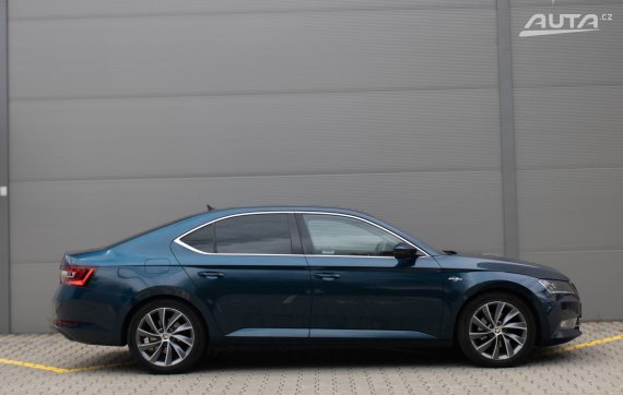 Škoda Superb Laurin &amp; Klement 2017 modrá