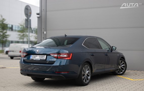 Škoda Superb Laurin &amp; Klement 2017 modrá