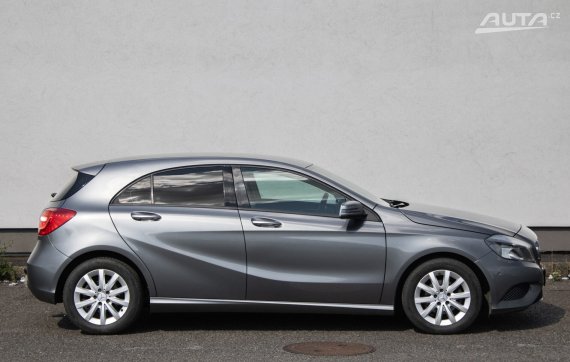 Mercedes-Benz A trieda 180 BlueEFFICIENCY / 90kW / M6 / ZÁRUKA / AJ NA SPLÁTKY / PROTIÚČET 2013 šedá