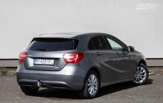 Mercedes-Benz A trieda 180 BlueEFFICIENCY / 90kW / M6 / ZÁRUKA / AJ NA SPLÁTKY / PROTIÚČET 2013 šedá