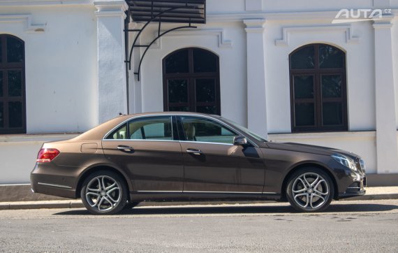 Mercedes-Benz E trieda Sedan 350 BLUETEEC 4MATIC 2014 hnědá