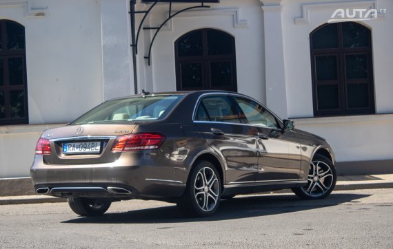 Mercedes-Benz E trieda Sedan 350 BLUETEEC 4MATIC 2014 hnědá