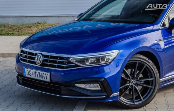 Volkswagen Passat Variant 2.0 TDI R-Line 4M/IQ/Dyn/Ťažn/ACC/Nelak/AJ NA SPLÁTKY/PROTIÚČET 2019 modrá