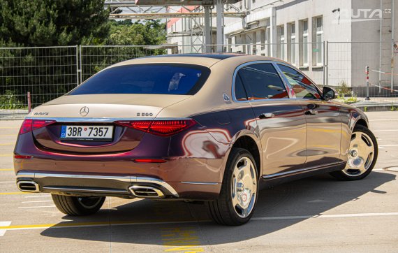 Mercedes Maybach S580 2023 červená