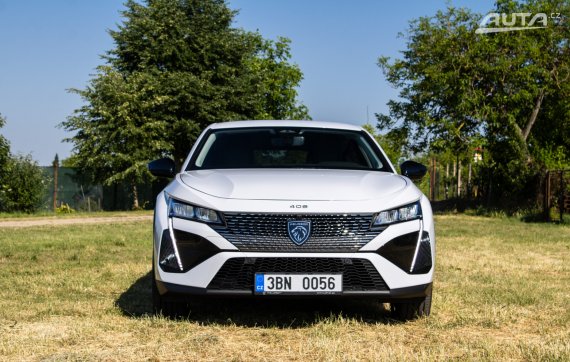 Peugeot 408 hybrid 2025 bílá
