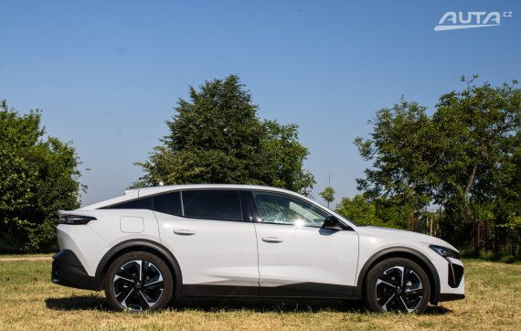 Peugeot 408 hybrid 2025 bílá