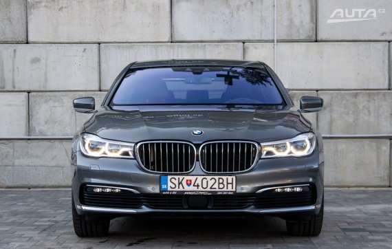 BMW Rad 7 740d xDrive / 235kW / A8 / ZÁRUKA / AJ NA SPLÁTKY / PROTIÚČET 2018 šedá