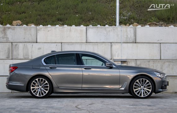 BMW Rad 7 740d xDrive / 235kW / A8 / ZÁRUKA / AJ NA SPLÁTKY / PROTIÚČET 2018 šedá