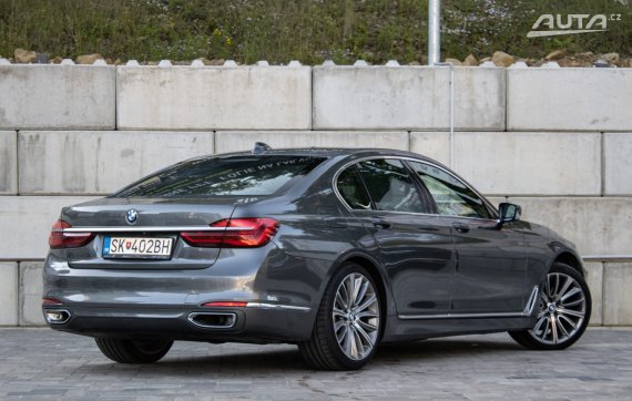 BMW Rad 7 740d xDrive / 235kW / A8 / ZÁRUKA / AJ NA SPLÁTKY / PROTIÚČET 2018 šedá