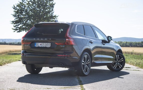 Volvo XC60 T5 Momentum AWD A/T 2018 hnědá