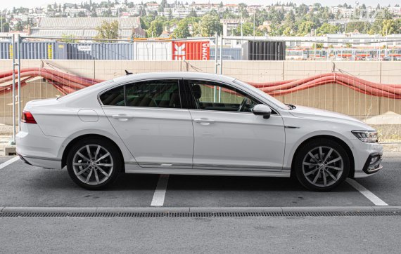 Volkswagen Passat 2.0 TSI R-Line 2020 bílá