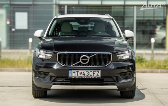 Volvo XC40 Momentum 4x4 / AJ NA SPLÁTKY / PROTIÚČET 2019 černá
