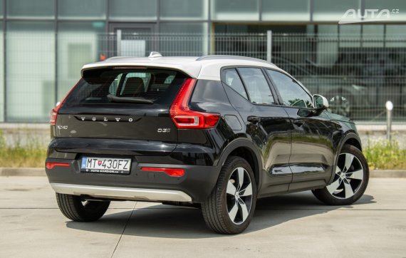 Volvo XC40 Momentum 4x4 / AJ NA SPLÁTKY / PROTIÚČET 2019 černá