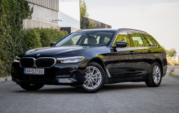 BMW Rad 5 Touring 530i mHEV xDrive A/T, 180kW, A8  / AJ NA SPLÁTKY / PROTIÚČET / 2023 - hlavní pohled