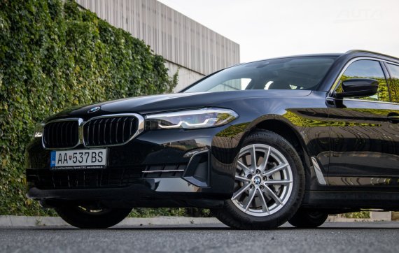 BMW Rad 5 Touring 530i mHEV xDrive A/T, 180kW, A8  / AJ NA SPLÁTKY / PROTIÚČET / 2023 černá