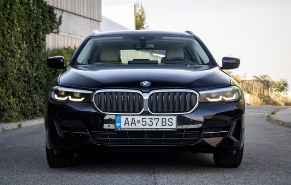 BMW Rad 5 Touring 530i mHEV xDrive A/T, 180kW, A8  / AJ NA SPLÁTKY / PROTIÚČET / 2023 černá