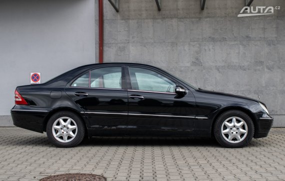 Mercedes-Benz C trieda Sedan 200 CDI Elegance / 85kW / A5 / AJ NA SPLÁTKY / PROTIÚČE 2001 černá
