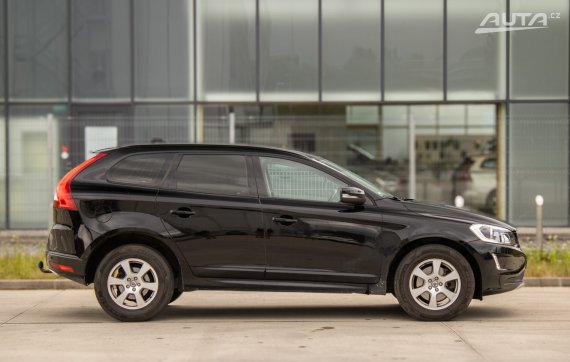 Volvo XC60 Momentum 158kW / AJ NA SPLÁTKY / PROTIÚČET 2013 černá