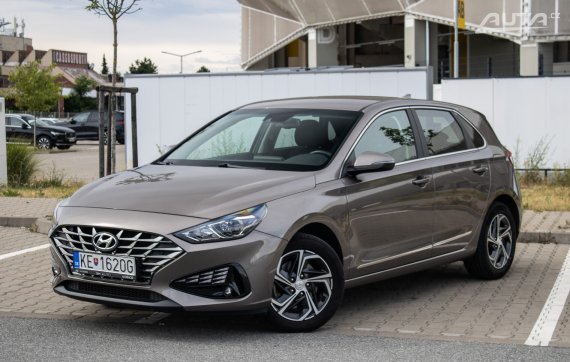 Hyundai i30 81kW (2022) / AJ NA SPLÁTKY / PROTIÚČET / 2022 - hlavní pohled
