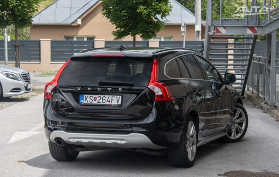 Volvo V60 DRIVe / 84kW / M6 / AJ NA SPLÁTKY / PROTIÚČET 2012 černá