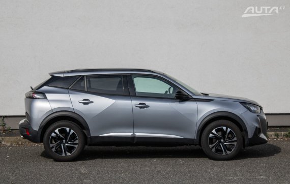 Peugeot 2008 Allure 1.5d 96kW AT/8 / AJ NA SPLÁTKY / PROTIÚČET 2023 šedá