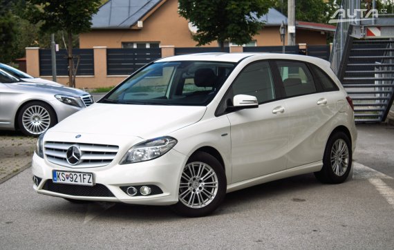 Mercedes-Benz B trieda 180 CDI BlueEFFICIENCY 80kW MT6 / NA SPLÁTKY / NA PROTIÚČET 2012 - hlavní pohled