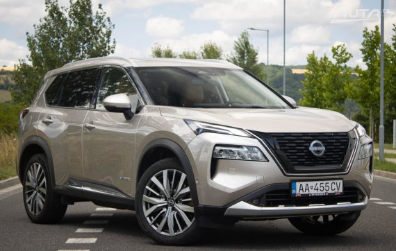 Nissan X-Trail e-4orce Tekna PLUS 2023 stříbrná metalíza