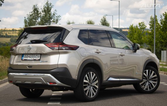 Nissan X-Trail e-4orce Tekna PLUS 2023 stříbrná metalíza