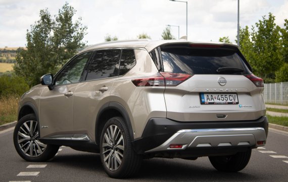 Nissan X-Trail e-4orce Tekna PLUS 2023 stříbrná metalíza