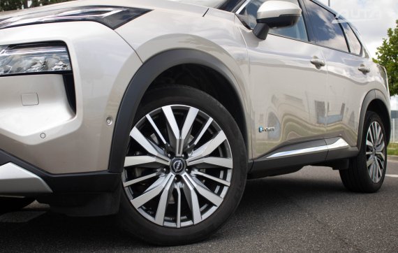 Nissan X-Trail e-4orce Tekna PLUS 2023 stříbrná metalíza