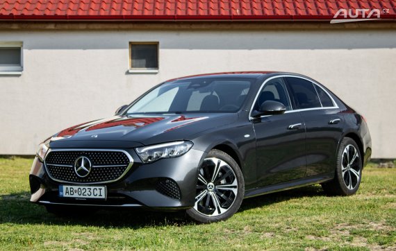 Mercedes-Benz E trieda Sedan 300e / 150kW / A9 / ZÁRUKA / AJ NA SPLÁTKY / PROTIÚČET 2025 - hlavní pohled