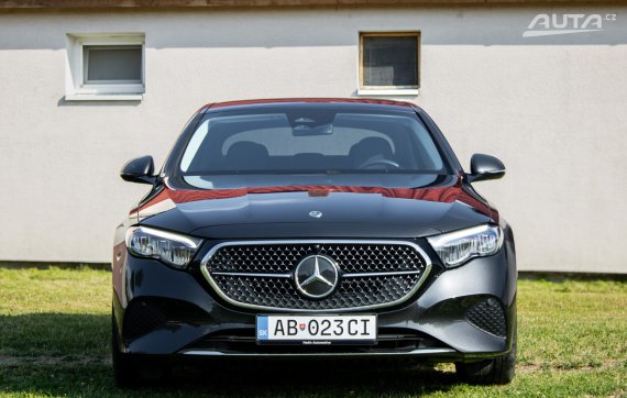Mercedes-Benz E trieda Sedan 300e / 150kW / A9 / ZÁRUKA / AJ NA SPLÁTKY / PROTIÚČET 2025 šedá