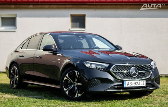 Mercedes-Benz E trieda Sedan 300e / 150kW / A9 / ZÁRUKA / AJ NA SPLÁTKY / PROTIÚČET 2025 šedá
