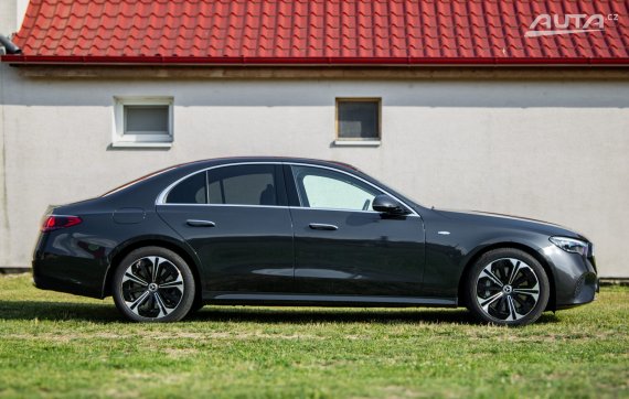 Mercedes-Benz E trieda Sedan 300e / 150kW / A9 / ZÁRUKA / AJ NA SPLÁTKY / PROTIÚČET 2025 šedá